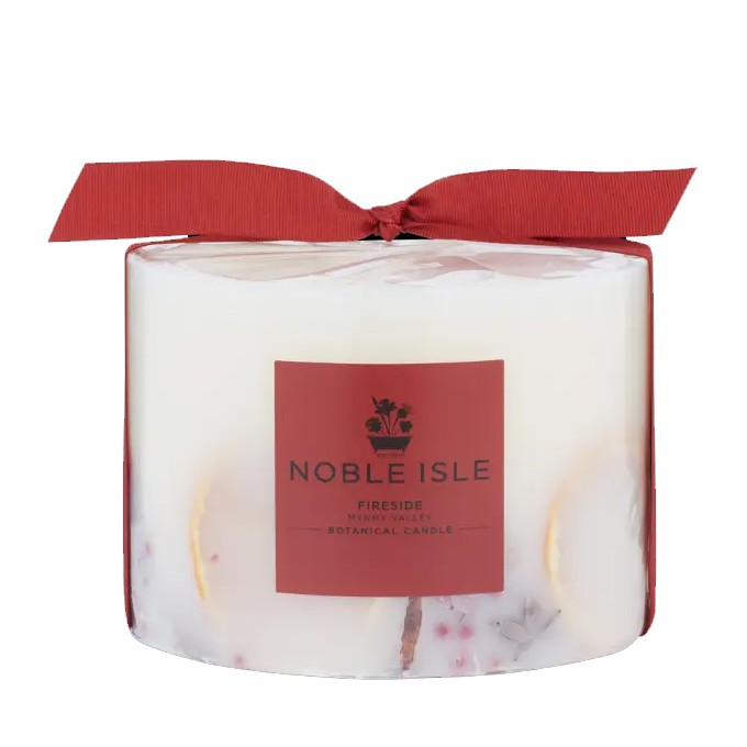 Noble Isle Fireside شمعة نباتية معطرة بثلاث فتائل 1555 g