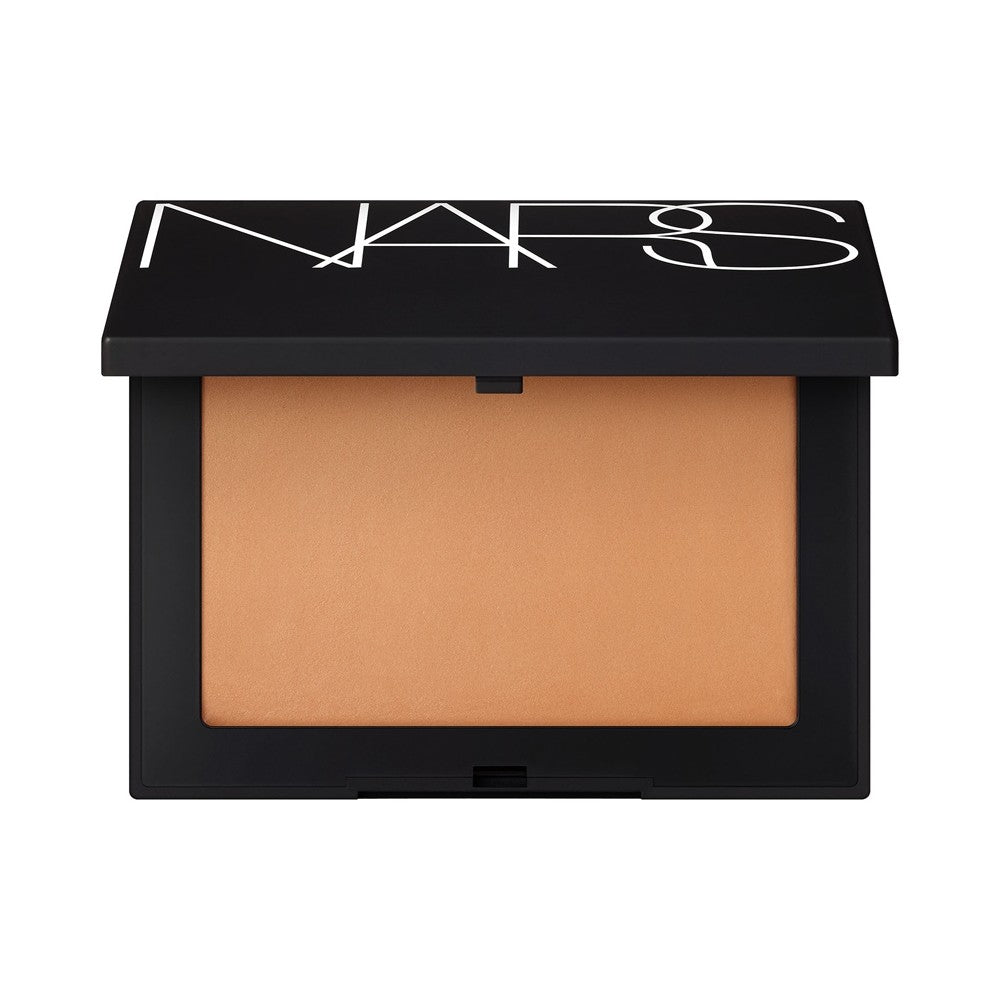 NARS بودرة تثبيت عاكسة للضوء بلون حجري 10 جم