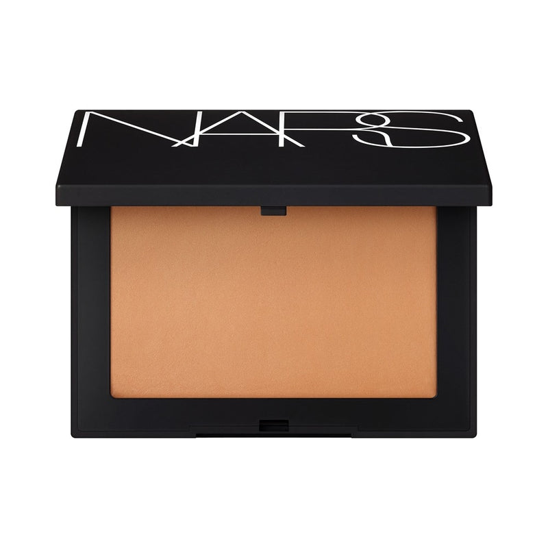 NARS بودرة تثبيت عاكسة للضوء بلون حجري 10 جم